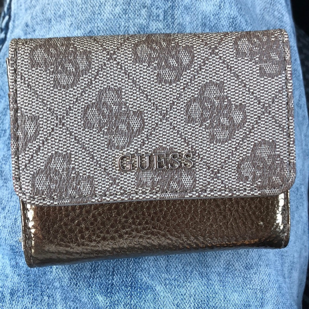 (SOLD) Brand new guess wallet! In great condition